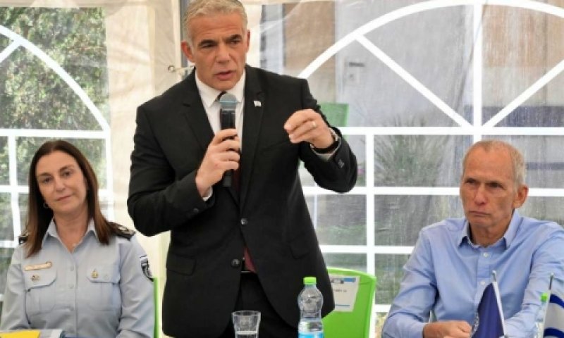 ראש הממשלה, השר לביטחון פנים ונציבת שב"ס, היום בכלא עופר [צילום: עמוס בן גרשום, לע"מ]