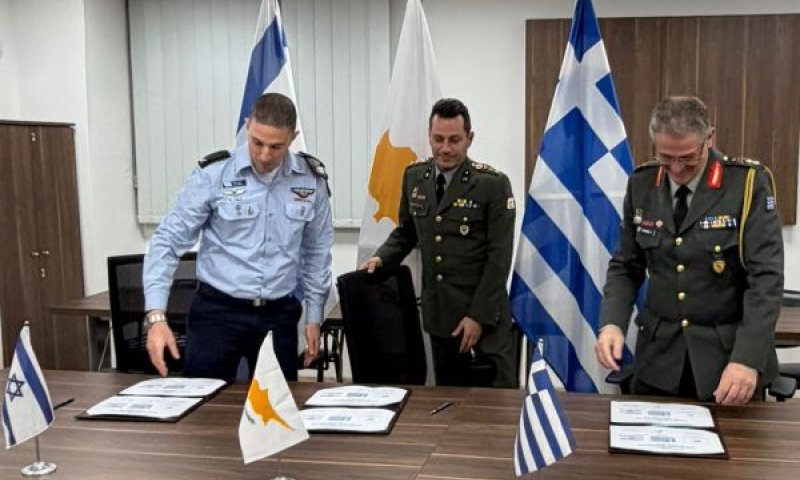 החתימה על תוכנית העבודה המשולשת לשיתופי פעולה צבאיים של יוון, קפריסין וישראל [צילום: דובר צה''ל]
