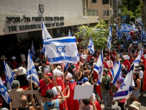 הפגנה מול בית הדין הרבני בתל אביב [צילום: מרים אלסטר/פלאש 90]