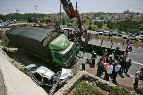 מנוף מחלץ משאית מזירת תאונת הדרכים [צילום: פלאש 90]
