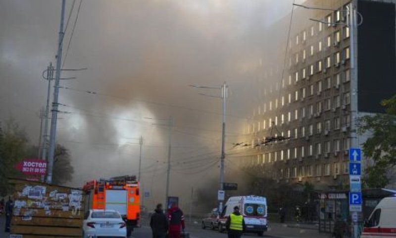 פגיעה במבנה בקייב [צילום: AP/אפרם לוקצקי]