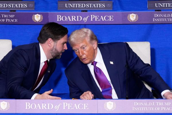 טראמפ, ואנס. יצאו נגד נתניהו [צילום: AP/Mark Schiefelbein)]