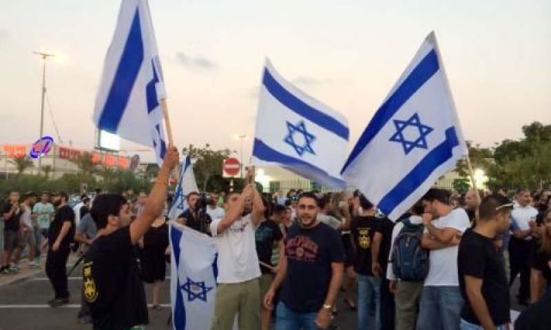 ההפגנה מול האולם [צילום: זאב שניידר]