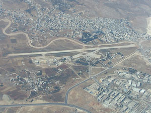 שדה התעופה בעטרות נראה בין הכפרים הערביים. חברות בינלאומיות עצרו הנחיתות