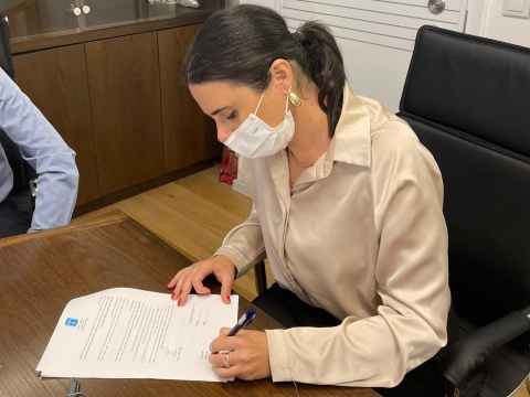 השרה שקד חותמת על האישור להפיכת באר יעקב לעיר [צילום: משרד הפנים]