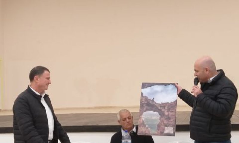 אדלשטיין מקבל תמונת מערת קשת מראש מועצת מטה אשר