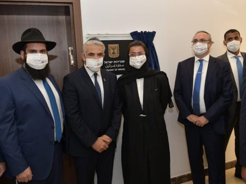 יאיר לפיד ושרת התרבות והנוער האמירתית, נורה אל קאעבי, [צילום: שלומי אמסלם, לע״מ]