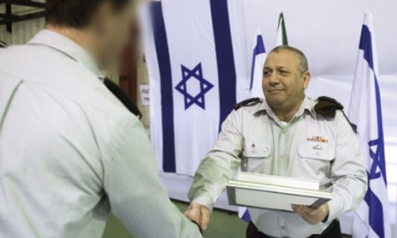 הרמטכ"ל מעניק את הצל"ש [צילום: דו"צ]