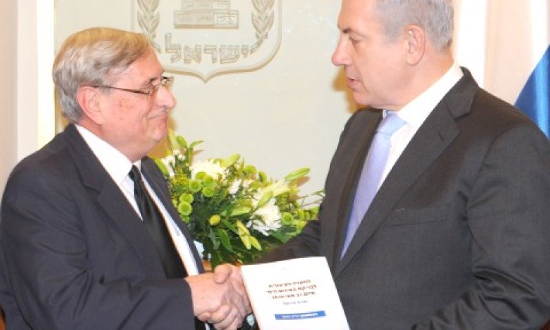 נתניהו מקבל את דוח ועדת טירקל [צילום: פלאש 90]