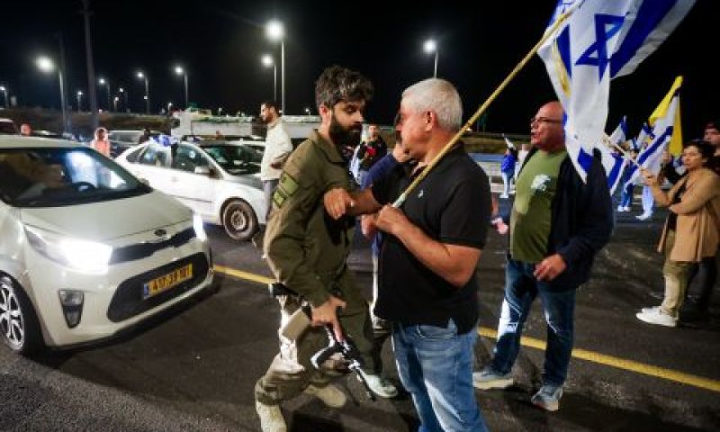 חייל מילואים בעימות עם מפר סדר בנתיבי איילון [צילום: טל גל/פלאש 90]