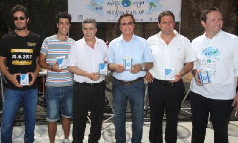 מימין לשמאל: סגן שגריר אוסטרליה, לוק דיוויס, ראש עיריית מודיעין, חיים ביבס, יו"ר קק"ל, מר אפי שטנצלר, השר להגנת הסביבה, ח"כ עמיר פרץ, טל מוסרי נציג ערוץ הילדים ורון שחר מנחה המרוץ למיליון [צילום: יוסי זמיר]