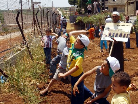 הפגנת החמאס בלבנון: הקשיש הפלשתיני מעודד ילדים להשליך אבנים לעבר ישראל [AP]