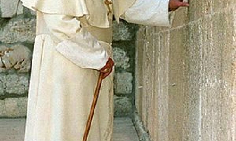 האפיפיור הקודם הגיע עם מקל הליכה וצלב [צילום: AP]