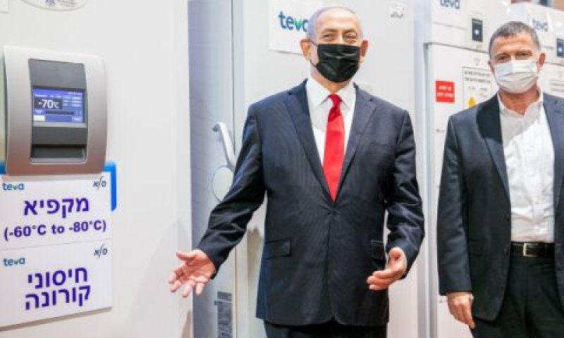 שר הבריאות וראש הממשלה במרכז הלוגיסטי שבו יאוחסנו החיסונים [צילום: יוסי אלוני/פלאש 90]