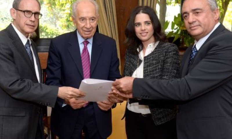 נחמן שי ואיילת שקד מגישים לנשיא המדינה שמעון פרס את עצומת חברי הכנסת לשחרורו של יונתן פולארד כדי שיעבירה לנשיא ארה"ב [צילום: חיים צח/לע"מ]