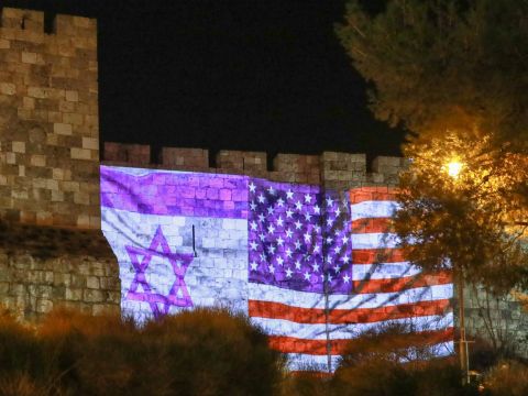 היהודים חוגגים. דגלי ישראל וארה"ב על חומת העיר העתיקה [צילום: עיריית ירושלים]