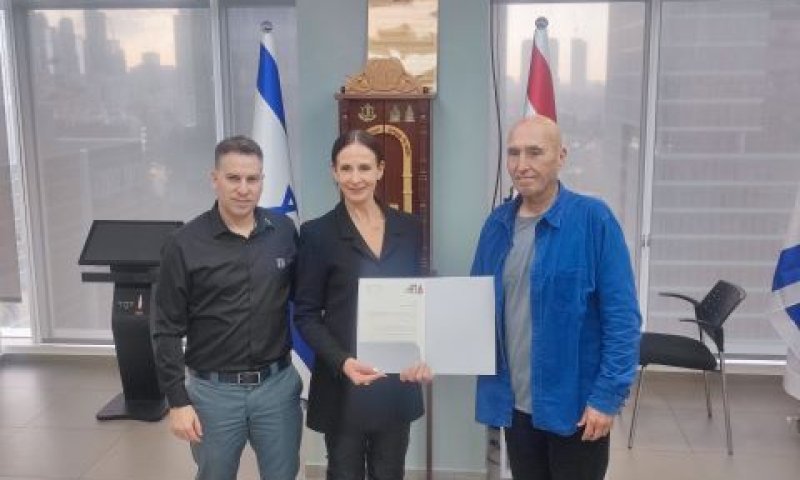 מימין: אלי בן שם יו"ר ארגון יד לבנים, לאה שנירר וגל אברהם מנכ"ל ארגון יד לבנים [צילום: ארגון יד לבנים]