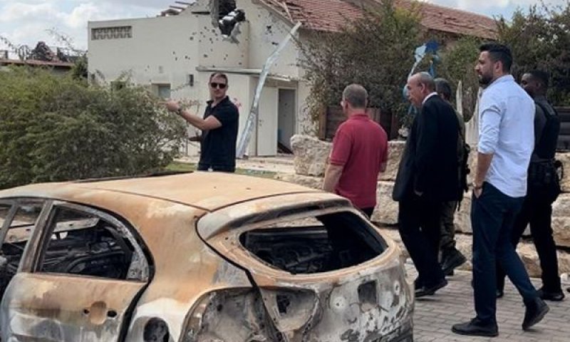 מתניהו אנגלמן בסיור בבארי [צילום: דוברות המבקר]