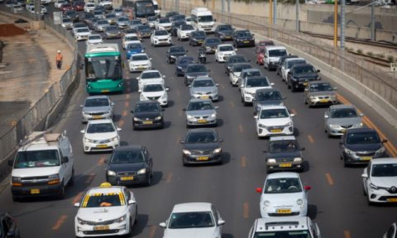 פקקי חול-המועד בנתיבי איילון [צילום: מרים אלסטר/פלאש 90]