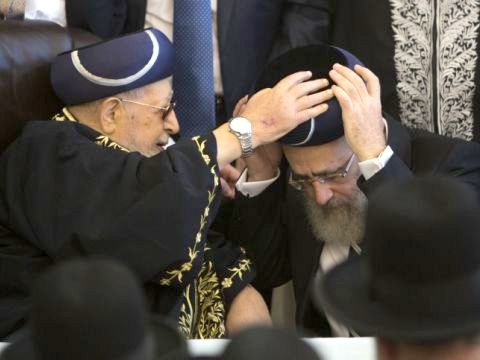 הרב ובנו יצחק [צילום: פלאש 90]