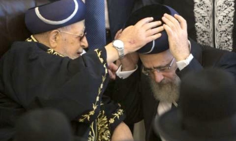 האב כתב, הבן ממליץ [צילום: פלאש 90]