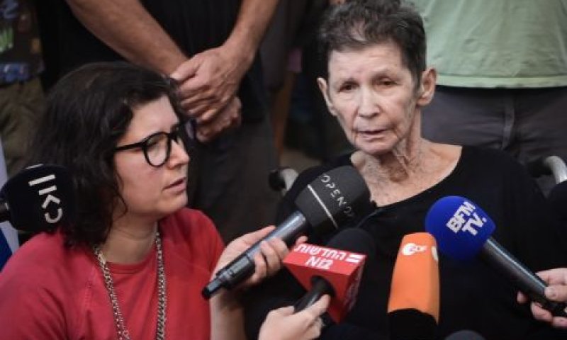 יוכבד ליפשיץ מחוץ לבי"ח איכילוב [צילום: אבשלום ששוני/פלאש 90]