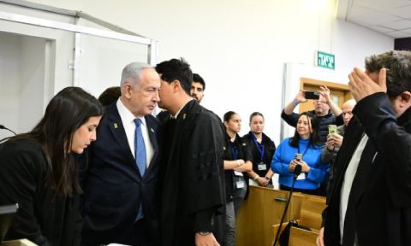 נתניהו וסניגוריו בבית המשפט [צילום: יוסי זלינגר]