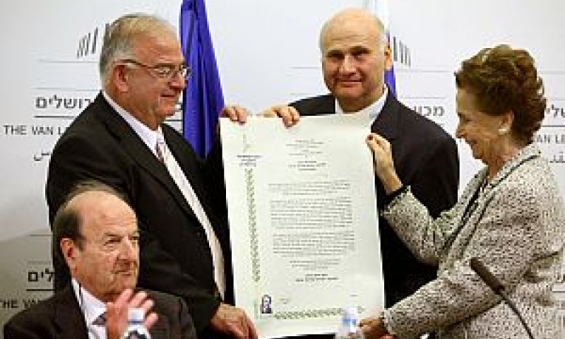 הענקת הפרס [צילום: ששון תירם]
