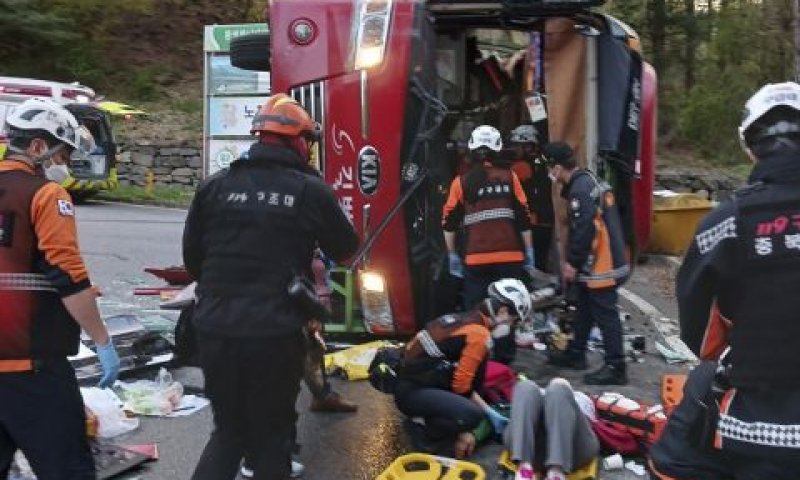 תאונת האוטובוס בקוריאה [צילום: סוכנות הכבאות הקוריאנית/באמצעות AP]