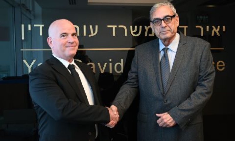 מימין לשמאל : השופט (בדימוס) מיכאל שפיצר, ועו"ד יאיר דוד [צילום: מורג ביטן]