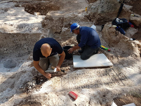 עבודות שימור הכתובת באתר [צילום: ראלב אבו דיאב, רשות העתיקות]