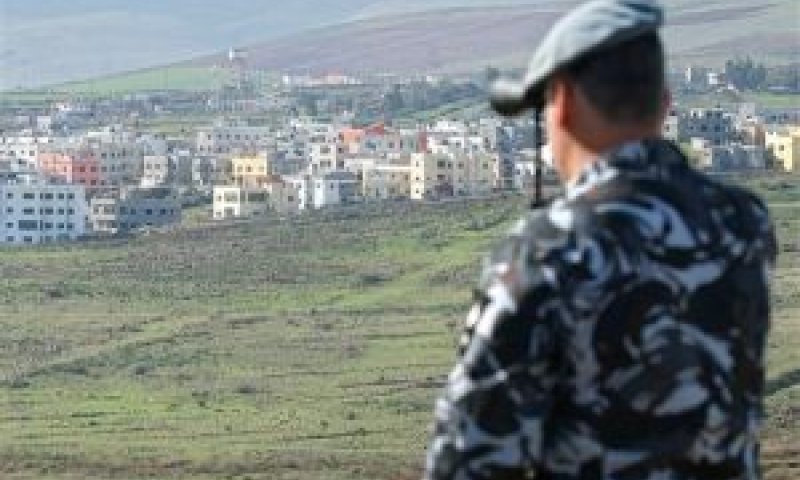 חייל לבנוני משקיף על רג'ר [צילום: AP]
