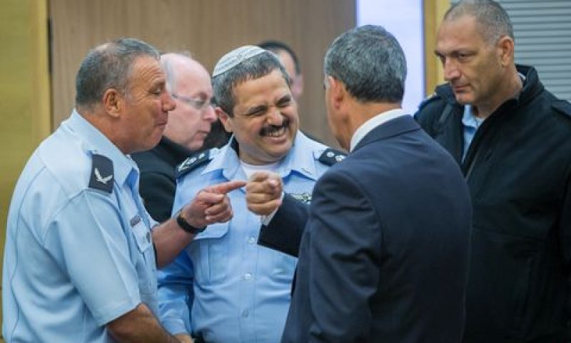 מיקי לוי ורוני אלשיך היום בכנסת [צילום: יונתן זינדל/פלאש 90]