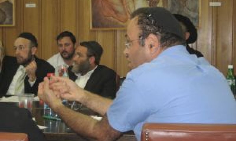 עו"ד דה הרטוך באחת מישיבות ועדת החינוך בוויכוח עם ח"כ גפני