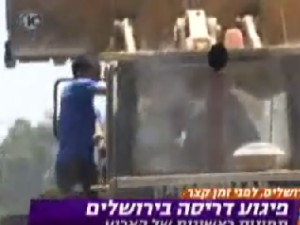 רגע חיסול המחבל כפי שנקלט במצלמות הטלוויזיה