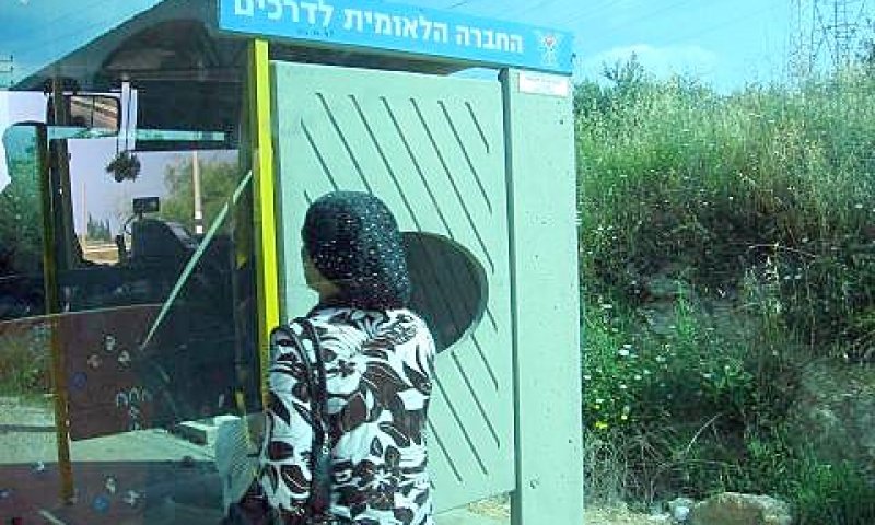 ערבייה עולה לאוטובוס מתחנה ליד שייח דנון בגליל המערבי [צילום: עידן יוסף]