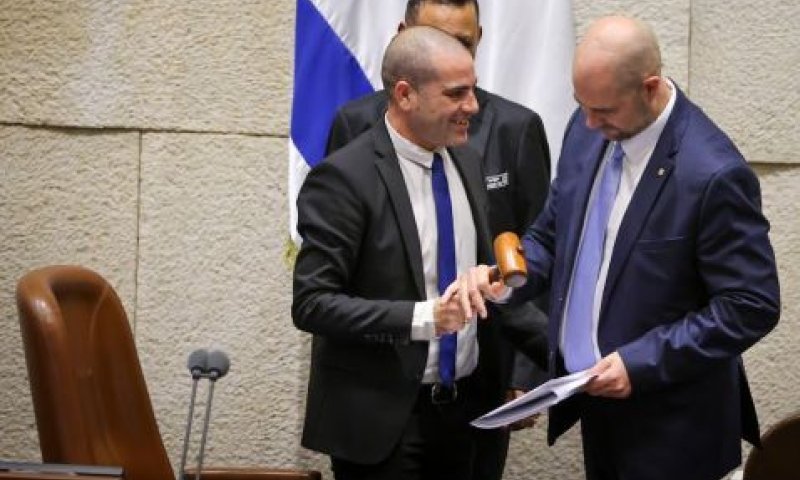 אמיר אוחנה מקבל את הפטיש מידיו של אופיר כץ [צילום: נועם מושקוביץ/דוברות הכנסת]