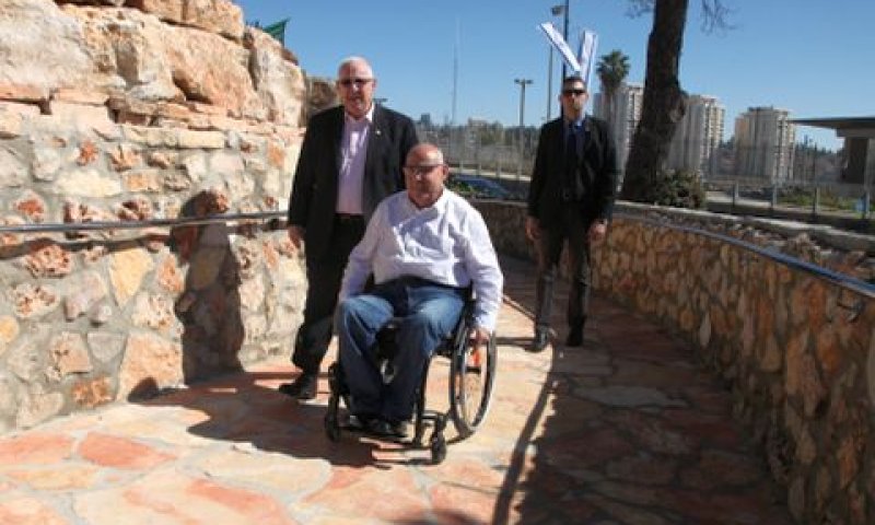 יו''ר הכנסת ראובן ריבלין וח''כ משה מוץ מטלון בטקס הנגשת המנורה [צילום: דוברות הכנסת]