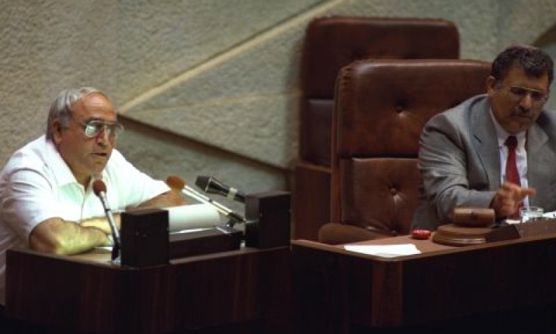 נושא דברים במליאת הכנסת [צילום: יעקב סער/לע"מ]