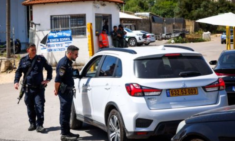 בידוק מכוניות בכניסה למירון [צילום: דוד כהן/פלאש 90]