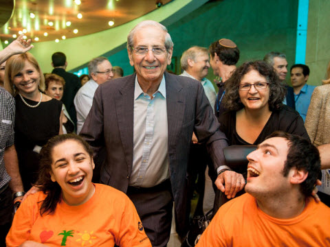 חיים טופול עם ילדי כפר נהר הירדן [צילום: מנחם סיני]