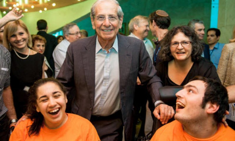 חיים טופול עם ילדי כפר נהר הירדן [צילום: מנחם סיני]