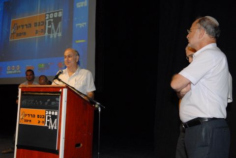 בנמלך ולימינו מנכ"ל רשות השידור מוטי שקלאר בכינוס הרדיו [צילום: קובי קואנקס]