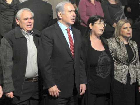 ראש הממשלה ורעייתו עם הוריו של אלעד ריבן [צילום: מוקי שוורץ]
