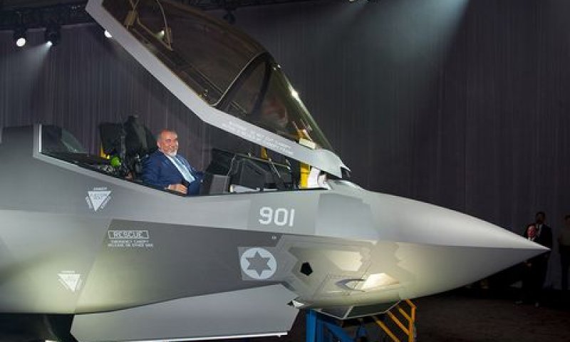 ליברמן בתא הטייס [צילום: בת' סטיל, לוקהיד מרטין]