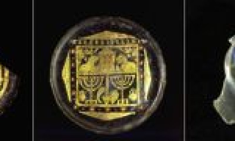 שלושת המדליונים הנושאים סמלים יהודיים [צילום: AP]