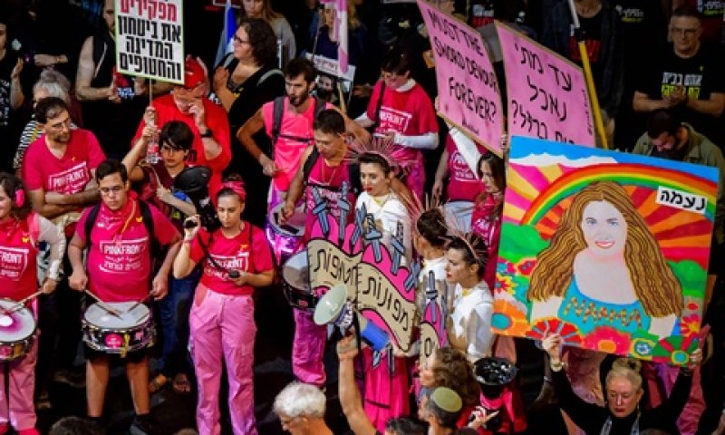 מפגינים, הערב, מול גשר בגין בתל אביב [צילום: אבשלום ששוני, פלאש 90]