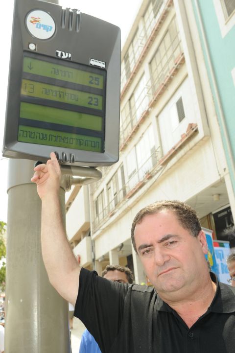 השר כץ מחכה לאוטובוס [ישראל הדרי]