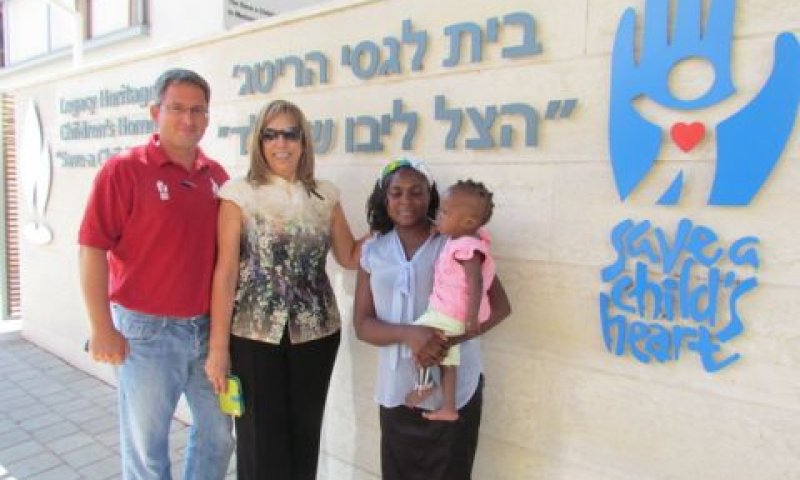 ירדנה עובדיה ביחד עם סיימון פישר בבית "הצל ליבו של ילד" בחולון [צילום: ברק נונא]