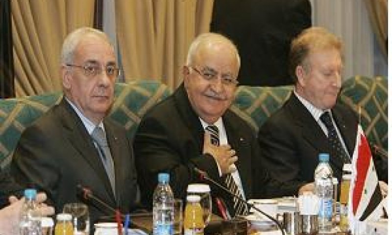 ראש ממשלת סוריה נג'י אל אוטרי (במרכז) בירדן [צילום: AP]